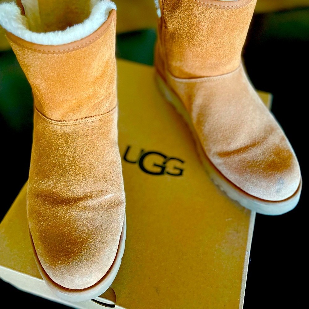 Ugg boots in chestnut! Warm and cozy, been worn twice.